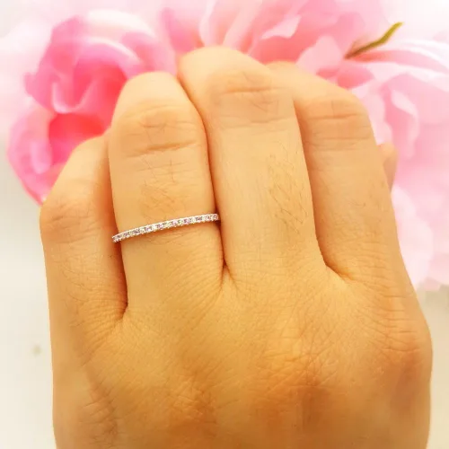 Vista 4 de Dazzlingrock Collection Anillo apilable de oro blanco con zafiro rosa redondo de 14 quilates para mujer, delicado aniversario de boda, oro blanco