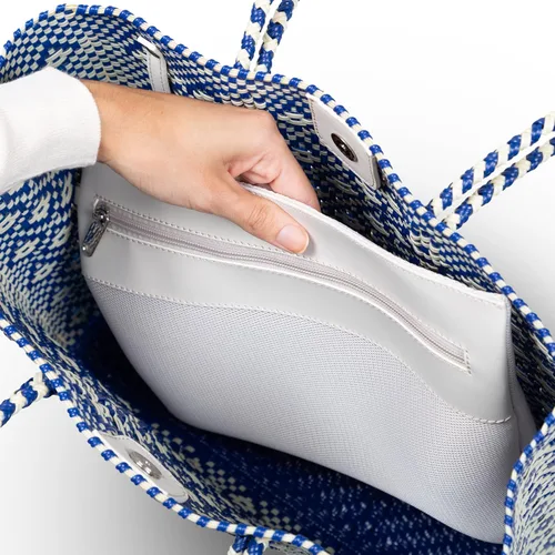 Vista 4 de Mixte Bolso tote tejido, bolso de playa beige y azul marino, bolso de plástico reciclado ecológico, resistente al agua, hecho a mano por artesanos