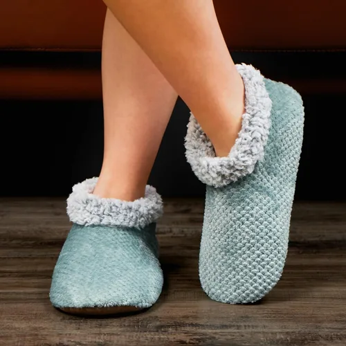 Vista 2 de The Metluks Soft Fuzzy Slippers for Women Indoor, Warm Furry House Sock Shoes Fluffy Lined, Bedroom Booties Non-Slip Gripper Soles, Winter Cozy