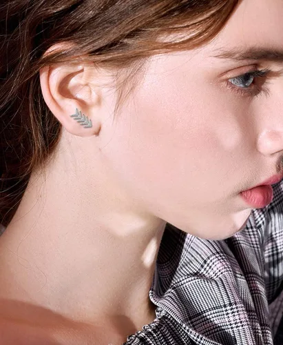 Vista 4 de Pendientes de plata de ley 925 de Sllaiss con flecha para mujer con circonita cúbica, hipoalergénicos
