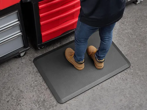 Vista 5 de WeatherTech ComfortMat, 24 x 36 pulgadas Antifatiga Comfort Mat, patrón de fibra de carbono, marrón Beige Bronceado