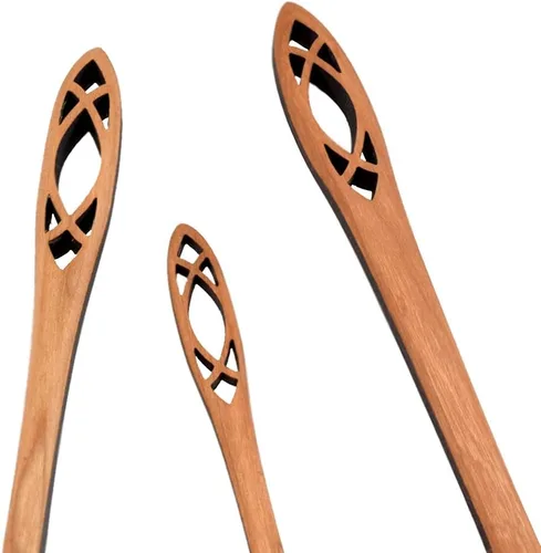 Vista 3 de American Made - Juego de utensilios de postre de madera de cerezo silvestre de 3 piezas, colección de la catedral: servidor de pastel, palo