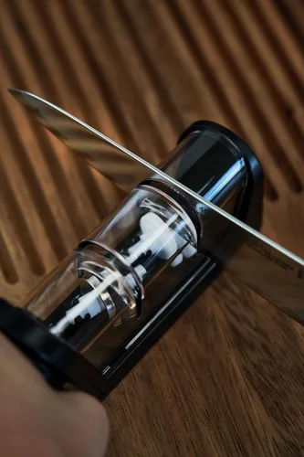 Vista 8 de ZWILLING MIYABI - Afilador de cuchillos, discos de cerámica y diamante, negro mate