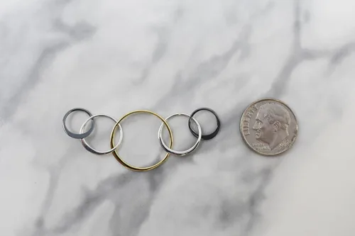 Vista 4 de Collar de 50 cumpleaños en plata de ley de metal mixto Cadena de cable de plata de ley de 18 pulgadas Dije de cinco anillos
