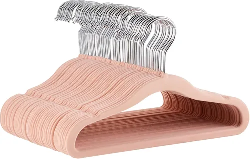 Vista 10 de Amazon Basics Perchas de terciopelo antideslizantes para niños que ahorran espacio con muescas para el hombro, construcción resistente para Beige