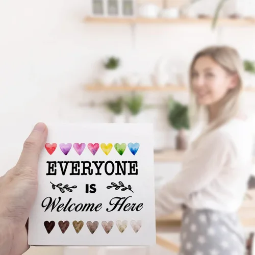 Vista 6 de Letrero de madera con texto en inglés «Everyone Is Welcome Here», letrero de bienvenida para el aula, letrero de bienvenida de regreso a clases