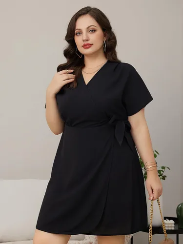 Vista 4 de WDIRARA Vestido de manga corta con cuello en V y dobladillo cruzado para mujer