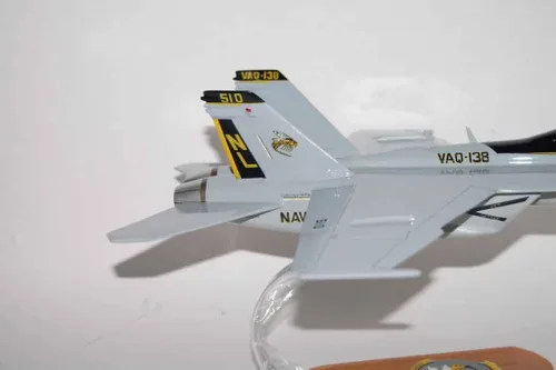 Vista 5 de VAQ-138 Yellow Jackets 2010 EA-18G Modelo Growler, azul marino, escala 1/40 (18"), caoba
