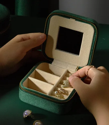 Vista 9 de TAIMY Joyero de viaje de terciopelo de felpa, pequeño estuche de joyería de viaje, mini cajas organizadoras de viaje portátiles para anillos