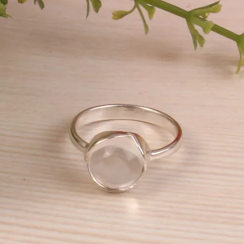 Vista 4 de Anillo de plata de ley 925 con cristal natural de cuarzo – Piedra preciosa de cabujón redondo hecho a mano – Banda de plata minimalista regalo