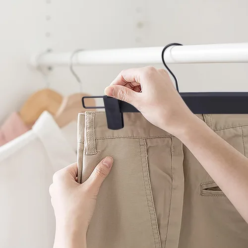Vista 7 de NORTHERN BROTHERS Perchas para pantalones, paquete de 10 – Percha de plástico negro con clips – Ajustable, antideslizante, ahorro de espacio