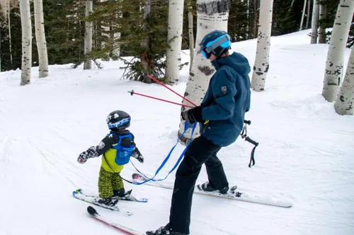 Vista 7 de skiguard Entrenador de arnés de esquí para niños: ayuda a los niños pequeños a aprender a esquiar con apoyo, arnés de esquí infantil con mochila