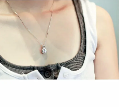 Vista 4 de Oasis Diamond Halo Colgante Collar