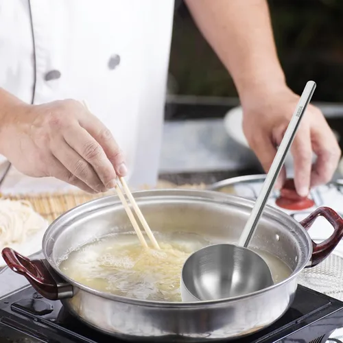 Vista 3 de Cucharón de sopa de acero inoxidable grande con mango largo para cocina y uso doméstico