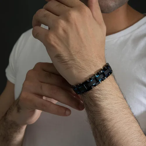 Vista 4 de Zillaly Pulsera de diamantes de eslabones cuadrados de acero inoxidable de dos tonos para hombre en negro y azul chapado en iones negro