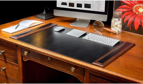 Vista 2 de DACASSO Almohadilla de escritorio de madera y cuero con rieles laterales, protector de escritorio de cuero de lujo para escribir, protector nogal