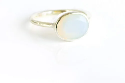 Vista 130 de Oval Birthstone Ring Bezel Set in Vermeil Gold, Sterling Silver, or Rose Gold, Stacking Birthstone Ring [rOMB]