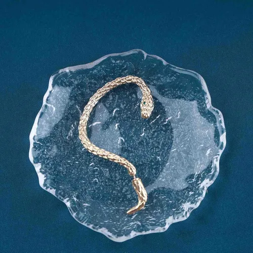 Vista 4 de YienDoo Aretes de serpiente gótica con forma de oreja de serpiente dorada, animales dorados, trepadores, serpiente, punk, oreja, chaqueta perforada