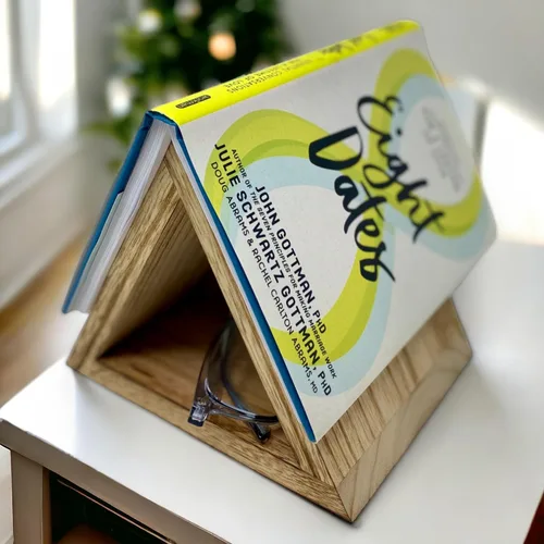 Vista 4 de Soporte de libro triangular multifuncional personalizado, no requiere montaje, elegante soporte para libros, accesorio de libro de madera, regalo