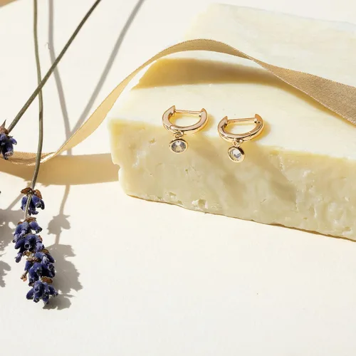 Vista 5 de PAVOI Aretes colgantes de plata de ley S925 chapados en oro de 14 quilates para mujer, adorno religioso cruz, mal de ojo, trébol, celta, aretes