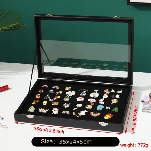 Vista 2 de Caja expositora grande negra a prueba de polvo con ganchos para medallas militares, joyas, insignias, collares, pulseras, 13.8 x 9.5 pulgadas