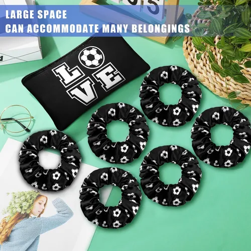 Vista 4 de Sweetude 24 piezas de regalos de fútbol, 12 bolsas de maquillaje, 12 coleteros de satén para niñas, bolsa de viaje portátil para cosméticos, lazos