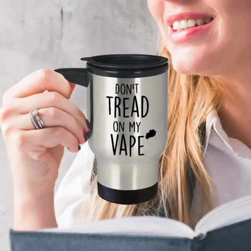 Vista 2 de Taza de viaje divertida Don't Tread On My Vape Impresionante regalo novedoso Inspiración y sarcasmo Taza de té de 14 oz (14 oz)