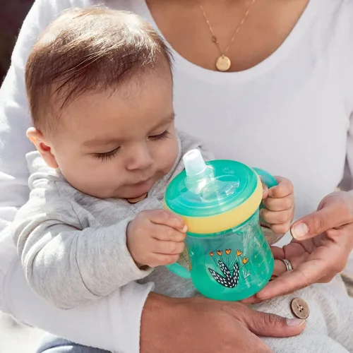 Vista 3 de The First Years Vasos de entrenamiento de boquilla suave para niños pequeños, diseño de leopardo y tucán, copas para beber con temática de selva
