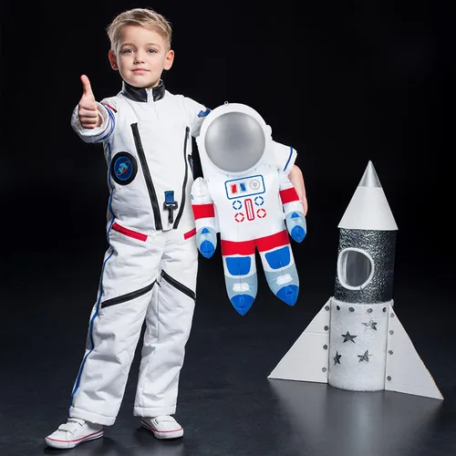 Vista 4 de ArtCreativity Paquete de 2 astronautas inflables de 22 pulgadas con etiqueta para colgar, decoraciones de fiesta temática espacial para eventos