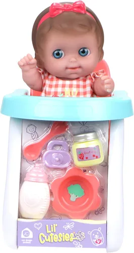 Vista 2 de Lil Cutesies - Juego de regalo de muñeca bebé de vinilo de 9 pulgadas Posable y lavable Traje extraíble Silla alta y accesorios