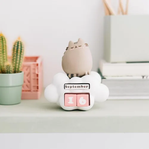 Vista 4 de Calendario oficial de Pusheen Merchandising de Pusheen Regalos de Pusheen Figura de Pusheen Cosas Kawaii Peluche de Pusheen