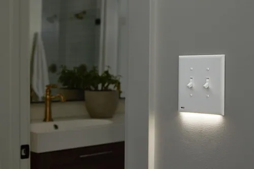 Vista 2 de Paquete de 2 - SnapPower SwitchLight [para interruptores de luz de doble gang] - Placa de pared para interruptor de luz con luces LED nocturnas