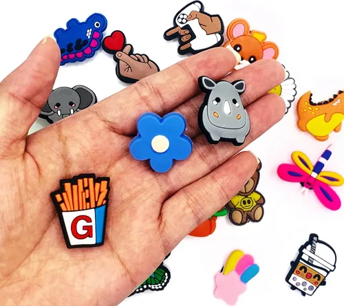Vista 4 de 50 dijes Kawaii de cocodrilo de dibujos animados, divertidos al azar para decoración de anime, dijes de zapatos para niños, Cloruro de polivinilo