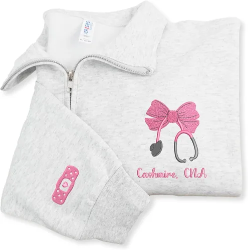 Vista 11 de COUPLEHOODIES - Sudadera de enfermería bordada con nombre, personalizada, con cremallera de un cuarto, regalo para asistente de enfermería