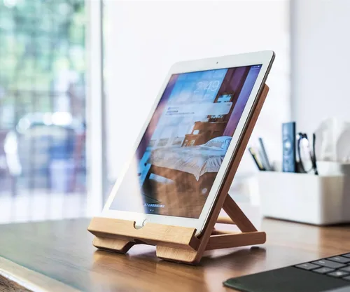 Vista 2 de Soporte para tableta de bambú Soporte ajustable plegable de madera para iPad con orificio cargable para escritorio iPad Soporte de cocina