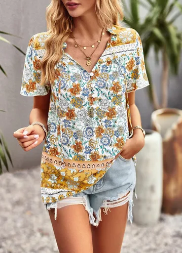 Vista 2 de KAYWIDE Blusa de manga corta para mujer, estilo casual, bohemio, cuello en V, con volantes, floral, para verano, blusas sueltas