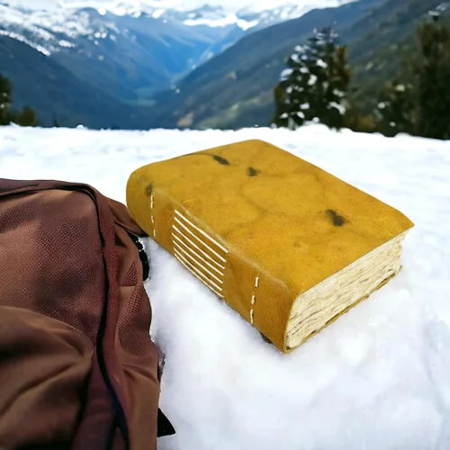 Vista 2 de Kathmandu Valley Co. Nepali Yeti Tracker Diario de cuero, cuaderno de escritura con papel Lokta hecho a mano, cuaderno de oficina vintage. Hecho