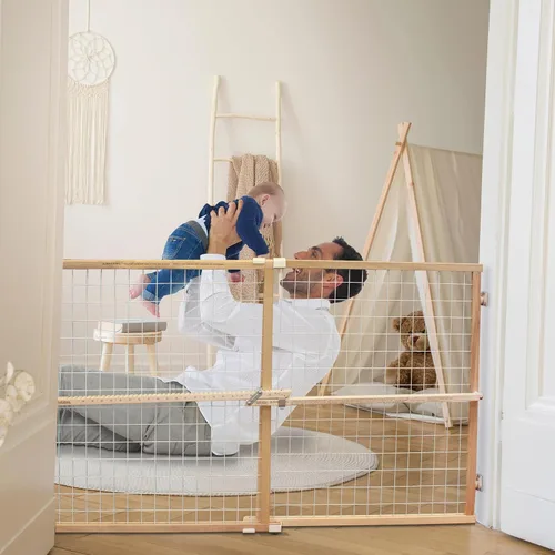 Vista 2 de Toddleroo de North States - Puerta de bebé de malla de alambre extra ancha de madera: Puerta de bebé montada a presión para puertas - Ajustable