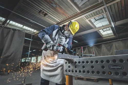 Vista 4 de Metabo WPB 18 LTX BL 15-150 Quick DS Amoladora angular inalámbrica de 18 V de 6 pulgadas Solo herramienta, sin batería, interruptor de paleta