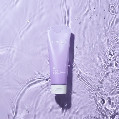 Vista 2 de FRUDIA Blueberry - Limpiador facial hidratante de gel a espuma (4.9 onzas) – Suave lavado facial coreano diario con extracto de arándanos y complejo