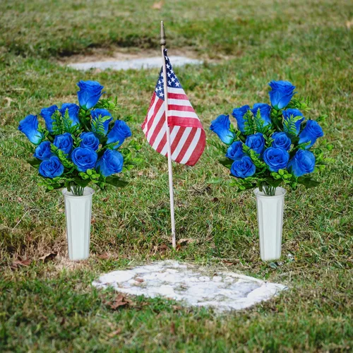 Vista 7 de XONOR Flores artificiales de cementerio, juego de 2 ramos de rosas artificiales, flores conmemorativas con jarrón para decoración de lápidas de Azul