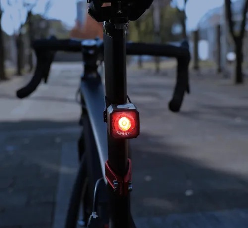 Vista 3 de CATEYE Luz de seguridad nano para bicicleta: IPX4 impermeable diurna visible luz de seguridad LED, 6 modos de luz, USB-C recargable, diseño compacto