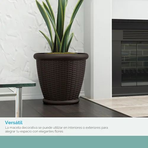 Vista 6 de Suncast. Maceta de mimbre con agujeros de drenaje perforables, maceta decorativa para interior/exterior, 18 pulgadas, Java
