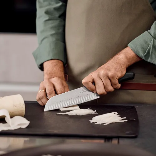 Vista 3 de Victorinox Grand Maitre Santoku - Cuchillo de cocina afilado, cuchillo ergonómico para artículos esenciales de cocina, mango de madera, borde Marrón