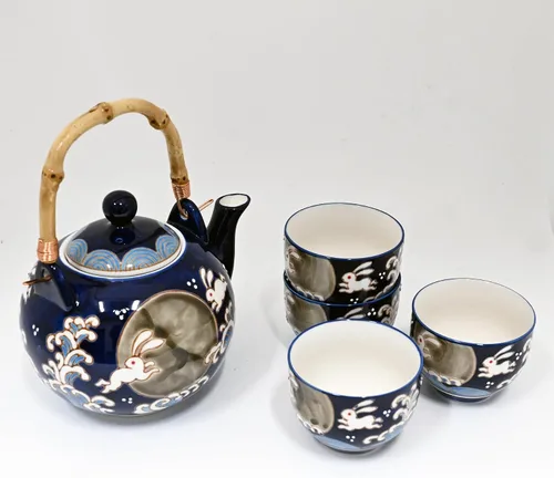 Vista 6 de Juego de té de porcelana con diseño de ondas de conejo de folklore japonés con mango de bambú, tetera de 30 onzas con 4 tazas, azul marino, colador