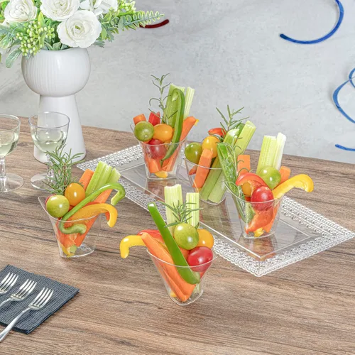 Vista 4 de Restaurantware Vasos pequeños de 4 onzas para servir 20 tiradores de postres triangulares, diseño Crescendo desechable, mini tazas de postre