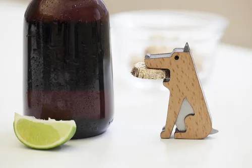 Vista 4 de Kikkerland Fetch! - Abrebotellas de acero inoxidable para perro, divertido accesorio de cocina para el hogar, bar, regalo