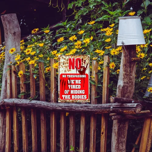 Vista 7 de Cartel divertido de No Trespassing con texto en inglés «We Are Tired of Hiding the Bodies», letrero decorativo de pared para garaje, granja, jardín