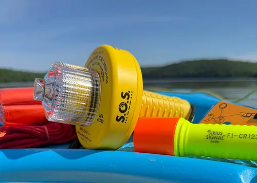 Vista 10 de Sirius Signal SB-3L Kit de Bolsa Seca SOS de Seguridad Náutica y Emergencia para Kayaks, Barcos y Embarcaciones de Remo - Aprobado por USCG