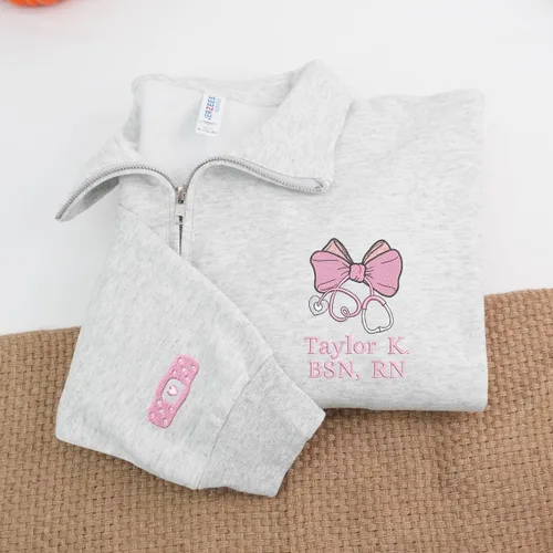 Vista 5 de COUPLEHOODIES - Sudadera de enfermería bordada con nombre, personalizada, con cremallera de un cuarto, regalo para asistente de enfermería